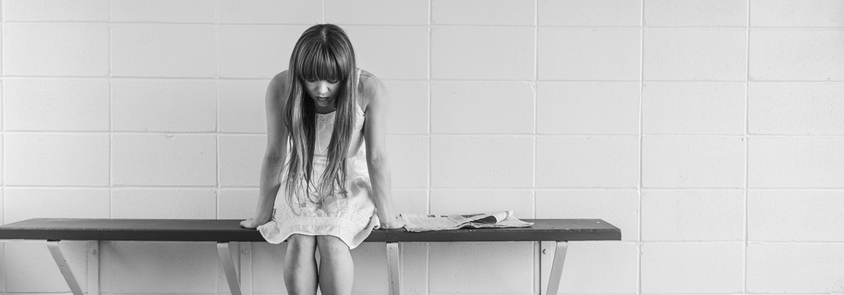 Ragazza preoccupata