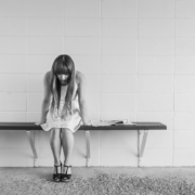Ragazza preoccupata