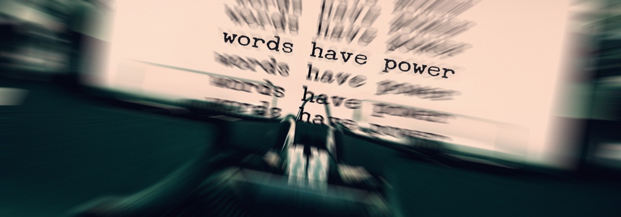 macchina da scrivere con foglio "words have power"