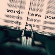macchina da scrivere con foglio "words have power"