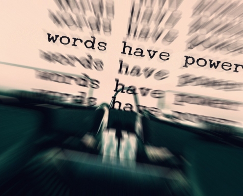 macchina da scrivere con foglio "words have power"